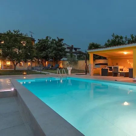 Luxury For 14 People Near Porec Zbandaj