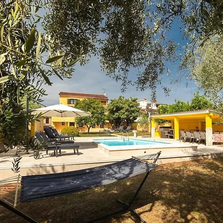 Luxury For 14 People Near Porec Zbandaj