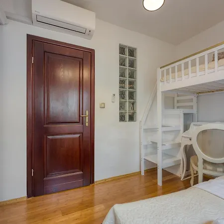Luxury For 14 People Near Porec Žbandaj